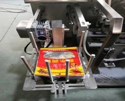 Máy đóng gói sản phẩm thực phẩm 1000g hạt quay Túi làm sẵn Túi nằm ngang