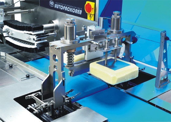 Máy đóng gói ngang pittông tự động với thiết bị chuyển phim